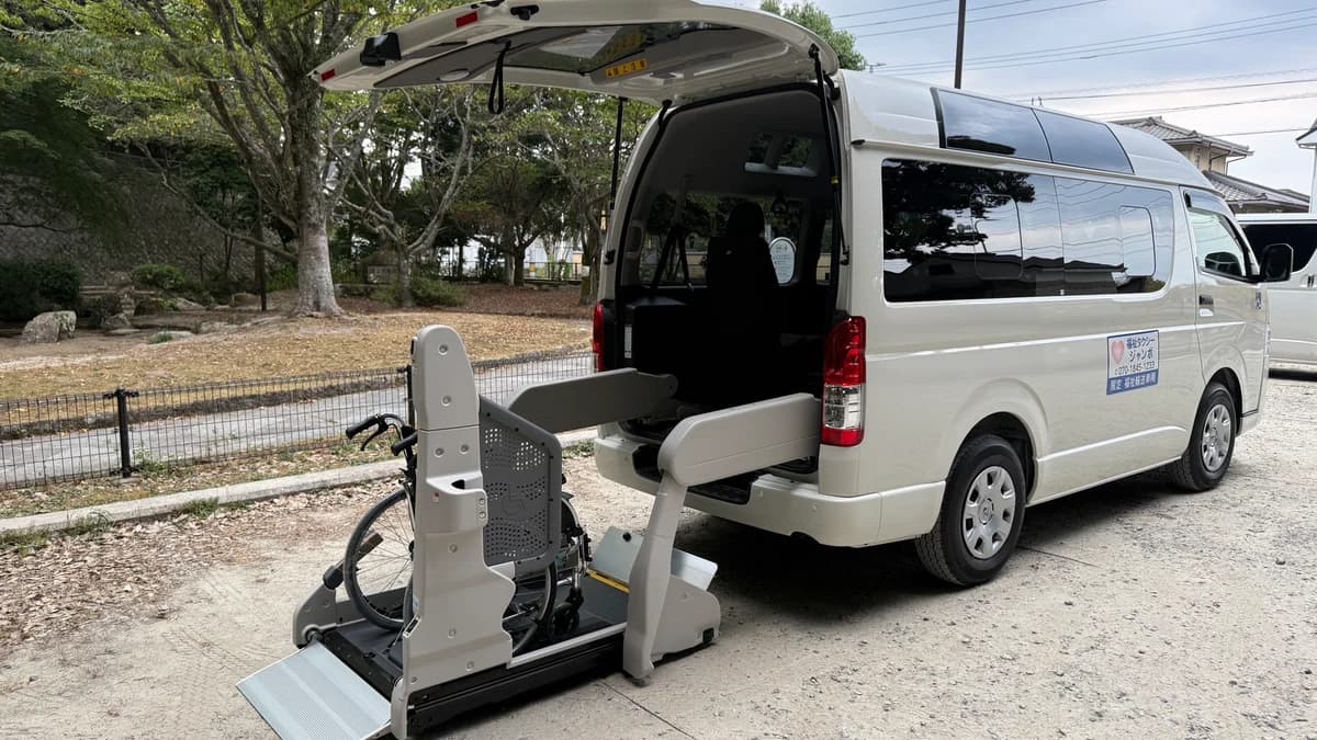車両後部のリフトを使った車いすでの乗降